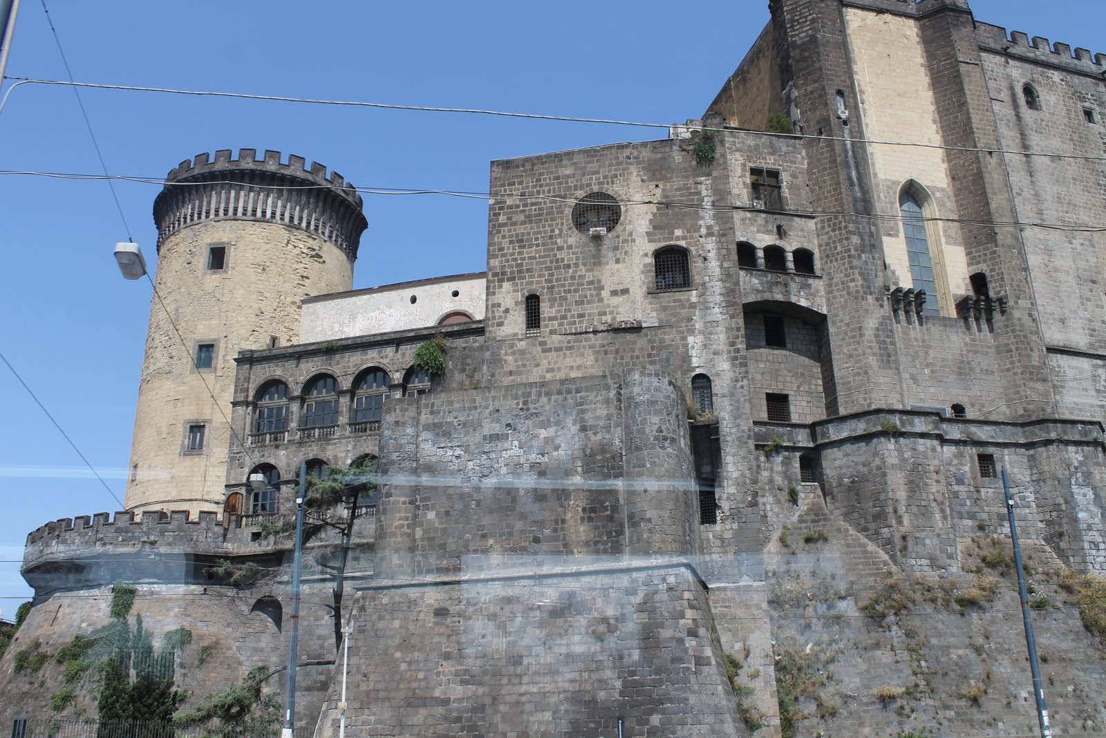 O Castelo Novo, Em Nápoles